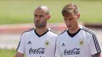 Gelandang Argentina, Javier Mascherano, bersama Lucas Biglia saat mengikuti sesi latihan di Bronnitsy, Minggu (24/6/2018). (AP/Ricardo Mazalan)