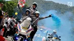 Polwan beratraksi menggunakan motor gede selama Road Safety Festiva Millenial Gorontalo, Minggu (10/2). Atraksi ditampilkan untuk memberi gambaran kaum millenial dalam berkendara membutuhkan keterampilan khusus. (Liputan6.com/Rahmad Arfandi Ibrahim)