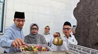 Anies Baswedan nyekar ke makam Pangeran Diponegoro kala berkunjung ke Makassar, Sulawesi Selatan, baru-baru ini. Tak sendiri, ia nyekar bareng Cak Imin. (Foto: Dok. Instagram @aniesbaswedan)