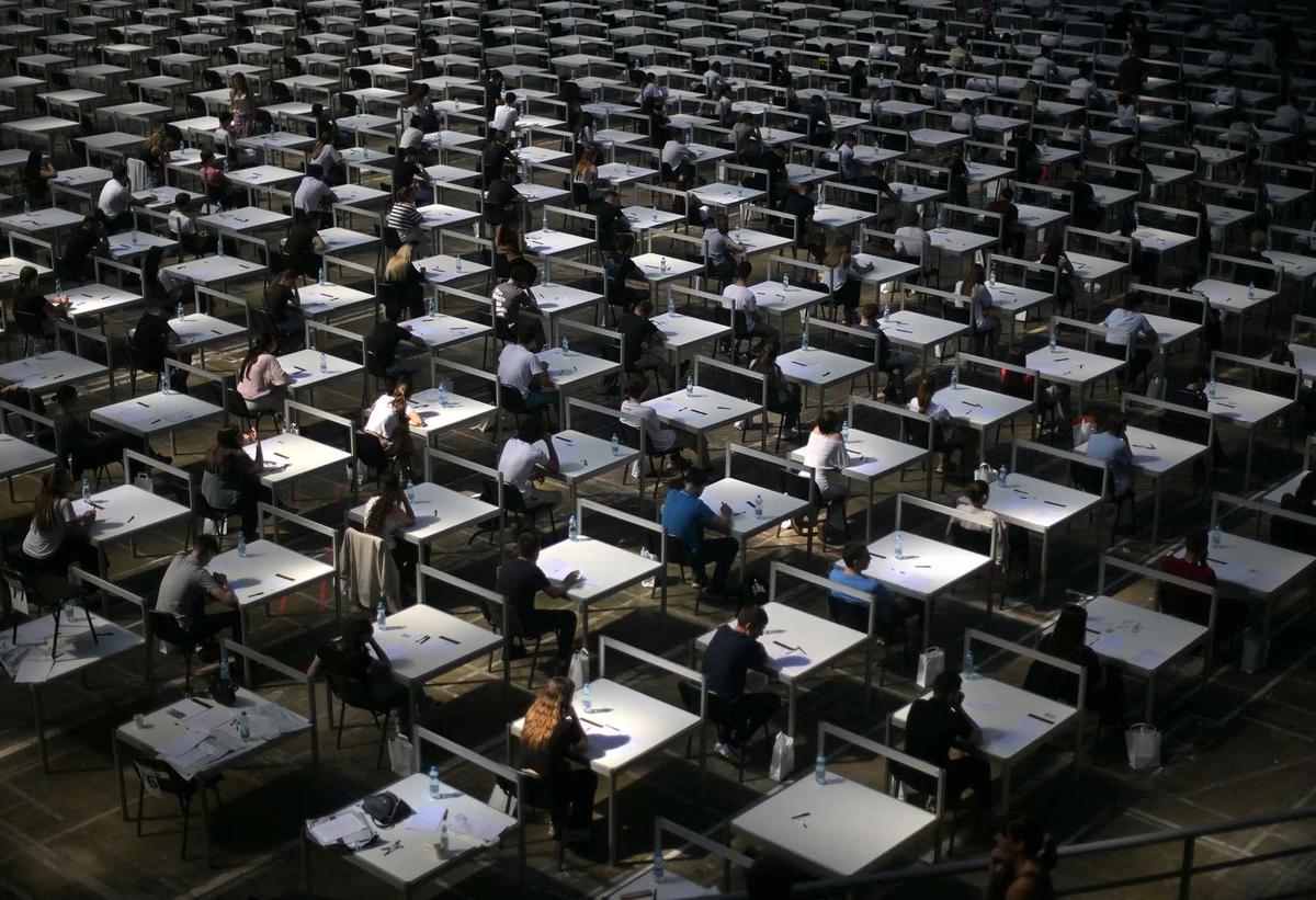 FOTO: Gelombang Panas Ekstrem Iringi Ujian Masuk Universitas di Serbia