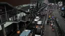 Suasana di depan Stasiun Jatinegara, Jakarta, Rabu (12/12). Kemacetan yang kerap kali terjadi, terutama pada jam sibuk akibat banyaknya angkutan umum, bajaj, hingga ojek yang memangkal di kawasan tersebut. (Merdeka.com/Iqbal S. Nugroho)