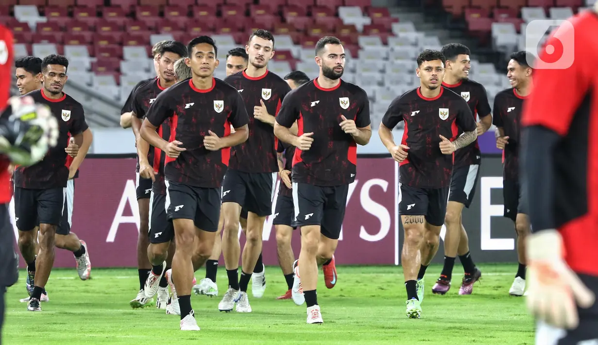 Pemain Timnas Indonesia melakukan pemanasan jelang sesi latihan resmi di Stadion Utama Gelora Bung Karno, Senayan, Jakarta, Senin (24/3/2025). (Liputan6.com/Angga Yuniar)