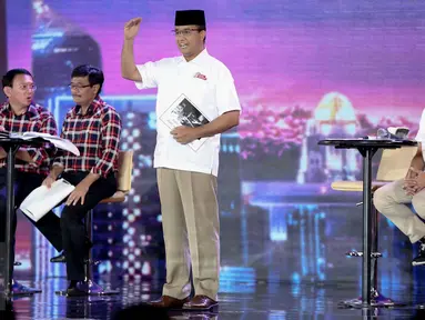 Cagub nomor urut 3 Anies Baswedan saat debat final cagub DKI di Hotel Bidakara, Jakarta, Jumat (10/2). Anies menilai gagasan paslon nomor urut 1 dan 2 terkait dengan penyandang disabilitas kurang solutif. (Liputan6.com/Faizal Fanani)