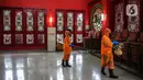 Petugas menyemprotkan cairan disinfektan di Kelenteng Kong Miao, Taman Mini Indonesia Indah, Jakarta, Rabu (18/3/2020). Penyemprotan tersebut dilakukan untuk antisipasi dan pencegahan penyebaran virus corona atau COVID-19 di lingkungan tempat peribadatan TMII. (Liputan6.com/Faizal Fanani)