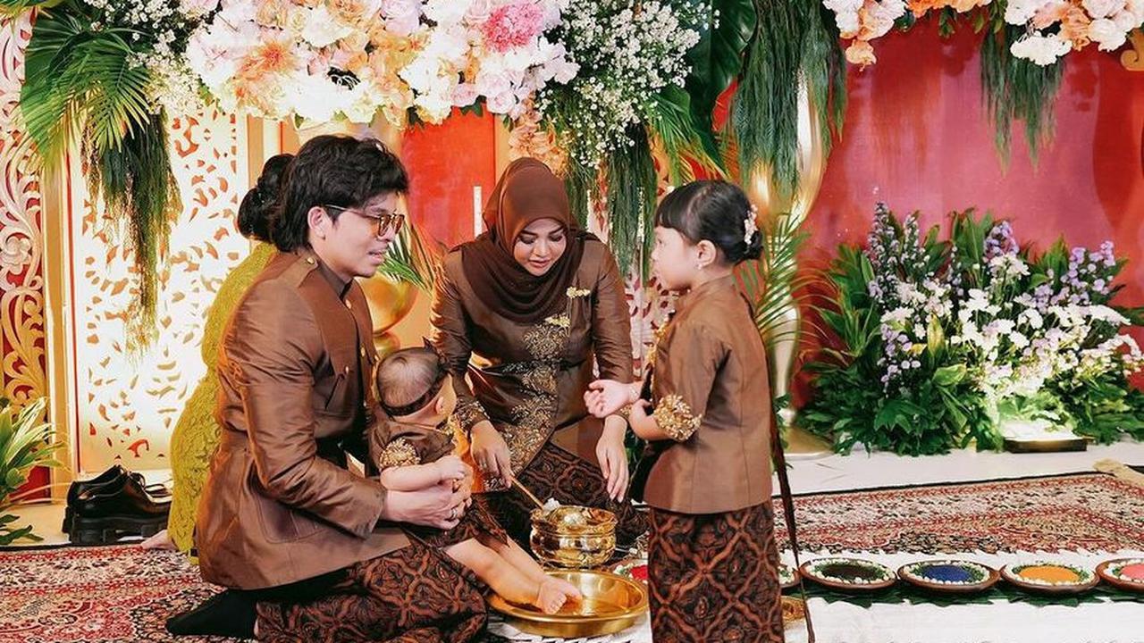 Setelah prosesi naik tangga, Azura diberi kesempatan untuk memilih beberapa benda yang menarik perhatiannya. Ternyata, Azura memilih uang dan mikrofon.
