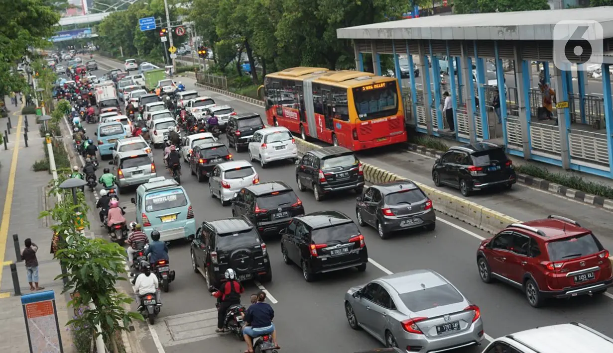 Kendaraan terjebak kemacetan saat melintas di Jalan Salemba Raya, Jakarta Pusat, Senin (4/5/2020). Meskipun sistem PSBB sedang diberlakukan, namun sejumlah jalan di Ibu kota tetap ramai dengan kendaraan akibat masih banyaknya warga yang beraktivitas di luar rumah. (Liputan6.com/Immanuel Antonius)