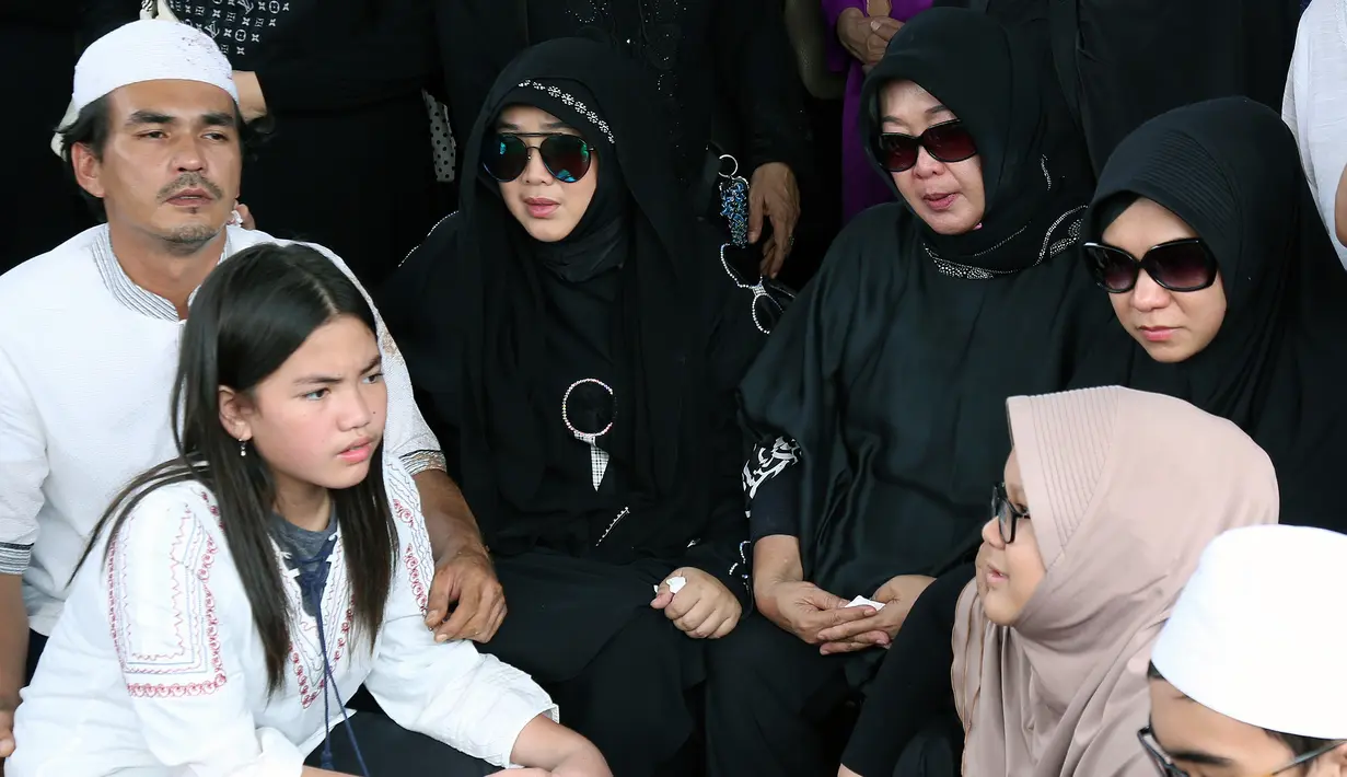 Suasana duka dari ratusan pelayat mengantarkan almarhum H. TB Hibar Gunawan (65) ke peristirahatan terakhirnya. Dengan mengenakan busana serba hitam serta kacamata hitam, Rina Gunawan terlihat tak kuasa menahan air matanya. (Adrian Putra/Bintang.com)