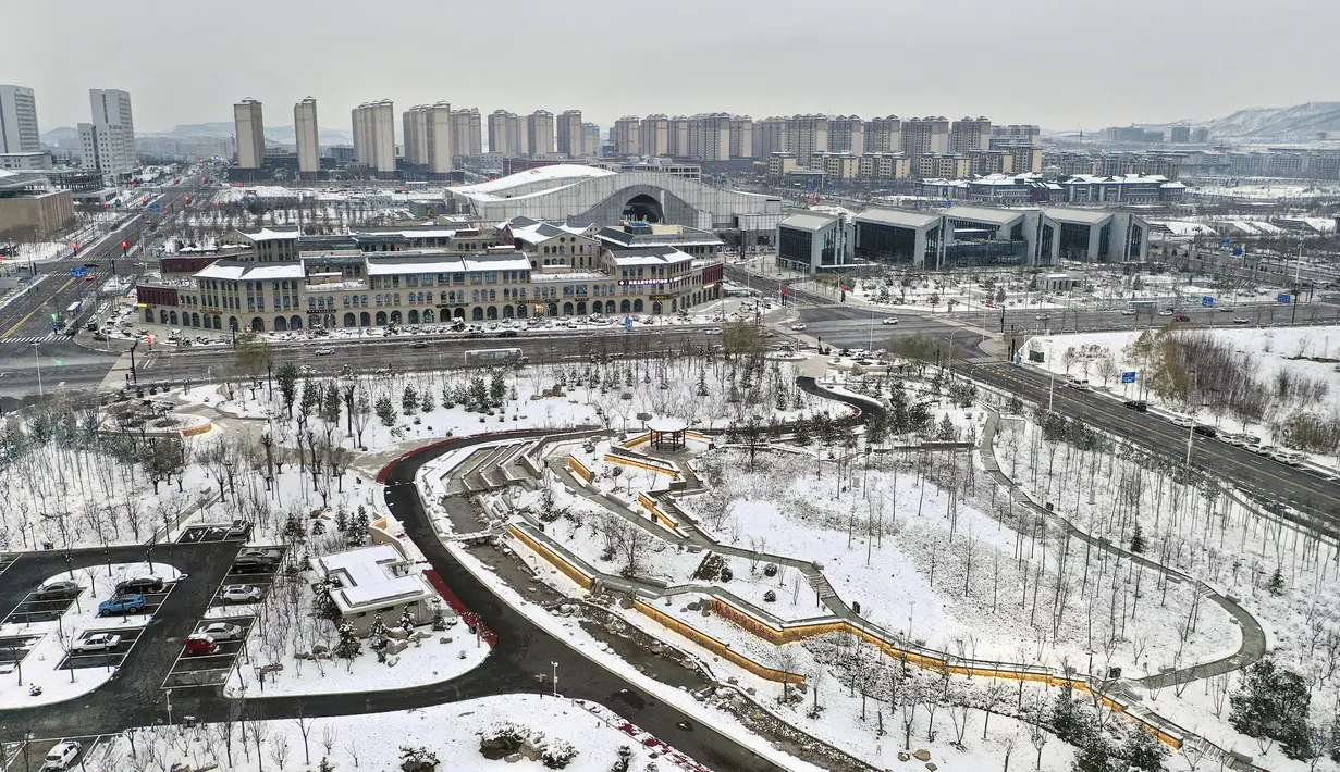 Foto dari udara yang diabadikan pada 23 November 2020 ini menunjukkan pemandangan Kota Yan'an yang diselimuti salju di Provinsi Shaanxi, China barat laut. (Xinhua/Tao Ming)