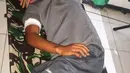 Korban selamat dari serangan Kelompok Kriminal Bersenjata (KKB) di Nduga tiba di Wamena, Papua, Rabu (5/12). KKB membunuh pekerja proyek Trans Papua karena memfoto upacara peringatan HUT organisasi mereka. (INDONESIAN MILITARY/AFP)