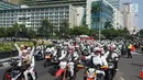 Laskar Front Pembela Islam (FPI) mengikuti konvoi menggunakan sepeda motor saat melintas di Bundaran HI, Jakarta, Rabu (22/5/2019). FPI mengerahkan simpatisannya di Jabodetabek untuk berdemonstrasi terkait hasil rekapitulasi suara Pemilu 2019 di gedung Bawaslu. (Liputan6.com/Immanuel Antonius)