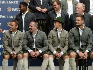 Pemain-pemain Bayern Munchen melakukan sesi foto dengan memakai kostum tradisional Bavaria. Pemain baru Munchen, Arturo Vidal pun turut serta dalam sesi foto tersebut. (25/8/2015). (AFP Photo/Christof Stache)