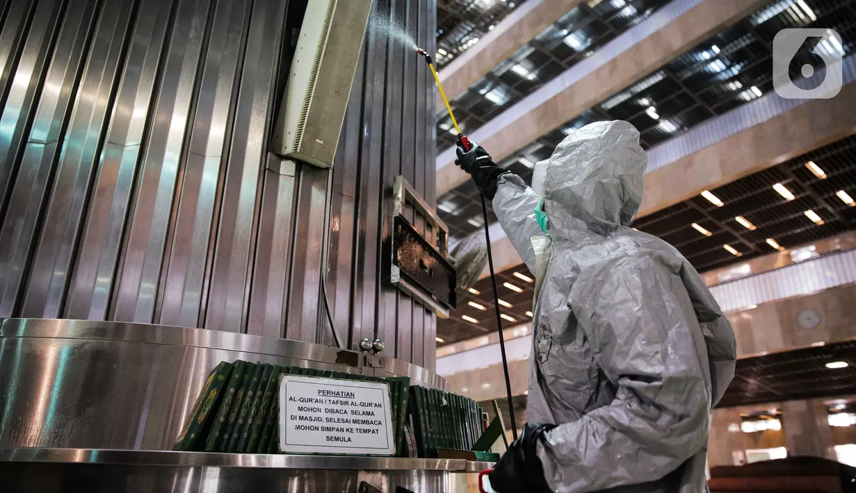 Petugas menyemprotkan cairan disinfektan saat sterilisasi area ibadah di Masjid Istiqlal, Jakarta Pusat, Jumat (13/3/2020). Pembersihan oleh petugas gabungan tersebut untuk mencegah penyebaran virus corona COVID-19 di lingkungan Masjid Istiqlal. (Liputan6.com/Faizal Fanani)