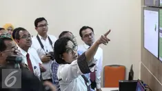 Menteri Keuangan Sri Mulyani memperhatikan layar monitor saat melihat proses layanan dwelling time di kantor pengelola portal Indonesia National Single Window (INSW), Jakarta, Senin (6/2). (Liputan6.com/Faizal Fanani)