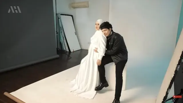 6 Gaya Maternity Shoot Aurel Hermansyah dan Lesty Kejora, Kompak Bareng Suami
