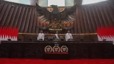 Sejumlah pegawai melakukan gladi kotor persiapan pidato presiden di Kompleks Parlemen, Senayan, Jakarta, Rabu (13/8/2025). (merdeka.com/Arie Basuki)