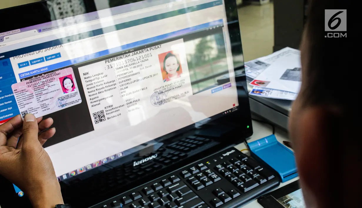 Petugas melakukan perekaman data seorang anak untuk pembuatan Kartu Identitas Anak (KIA) di Kantor Suku Dinas Dukcapil Jakarta Pusat, Selasa (27/11). Sebanyak 21.273 KIA telah dicetak oleh Dukcapil Jakarta Pusat. (Liputan6.com/Faizal Fanani)