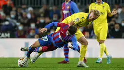 Gelandang Barcelona Gavi (kiri) berebut bola dengan gelandang Cadiz Jens Jonsson dalam pekan ke-32 Liga Spanyol di Camp Nou, Selasa dini hari WIB (19/4/2022). Barcelona dipermalukan dari tim papan bawah, Cadiz 0-1. (AP Photo/Joan Monfort)