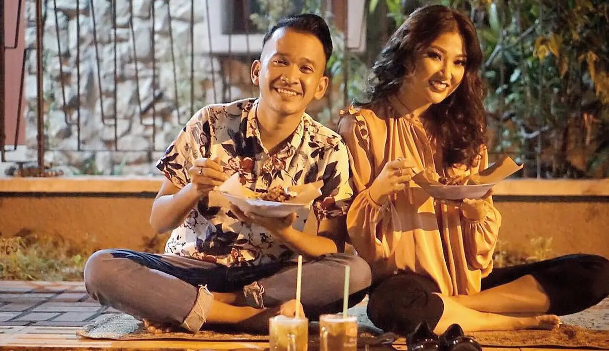 Seperti di foto ini, Ruben dan Sarwendah tidak makan malam di restoran mahal nan mewah. Keduanya cukup jajan di pedagang kaki lima dan makan bersama di pinggir jalan. Meski begitu, mereka tetap bahagia. (Instagram/ruben_onsu)