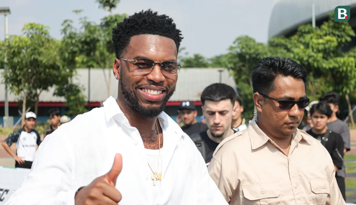 Senyum Daniel Sturridge pada acara Second Chance yang berkolabolasi dengan EA FC Mobile di Plaza dan Stadion Patriot Candrabhaga, Kota Bekasi, Minggu (29/3/2026) pagi. (Bola.com/Abdul Aziz)