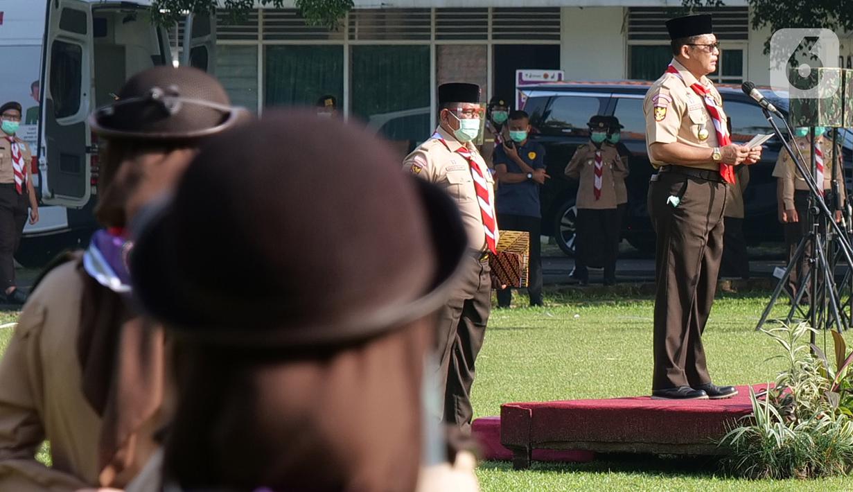 Ketua Kwartir Nasional Gerakan Pramuka Budi Waseso memberikan sambutan saat apel di Taman Rekreasi Wiladatika, Cibubur, Jakarta, Rabu (28/10/2020). Apel ini mengusung tema 'Bangkit dan Bersatu' yang diikuti sekitar 300 peserta. (Liputan6.com/Herman Zakharia)