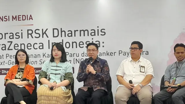Medical Director AstraZeneca Indonesia, dokter Feddy (tengah) bicara tentang NGS untuk mengetahui jenis kanker sehingga pengobatan pada pasien bisa spesifik.
