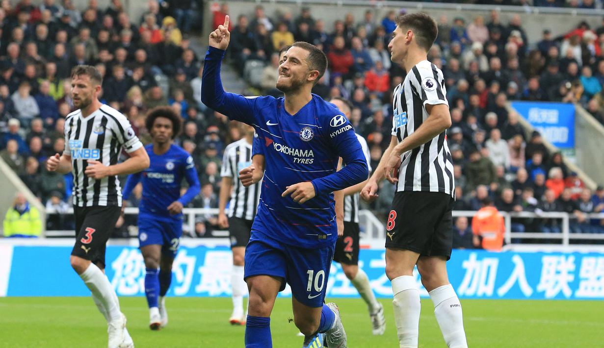 Eden Hazard. Sayap kiri Belgia berusia 31 tahun yang kini memasuki musim ke-4 berseragam Real Madrid ini tercatat sempat membela Chelsea selama 7 musim mulai 2012/2013 hingga 2018/2019. Ia total mencetak 17 gol bagi Chelsea dari titik penalti di Liga Inggris dari 19 kesempatan. Dua penalti yang gagal berbuah gol dialaminya ke gawang Julian Speroni (Crystal Palace) pada musim 2014/2015 dan Willy Caballero (Manchester City) pada musim 2016/2017. (AFP/Lindsey Parnaby)