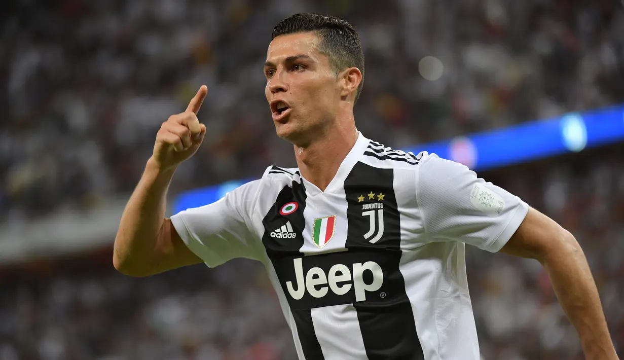 Striker Juventus, Cristiano Ronaldo, melakukan selebrasi usai membobol gawang AC Milan pada laga final Supercopa Itali 2019 di Stadion King Abdullah Sports City, Jeddah, Rabu (16/1). (AFP/Giuseppe Cacace)