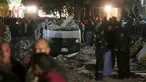 Mobil rusak terlihat di lokasi ledakan yang terjadi saat aparat keamanan menggerebek sebuah apartemen di Kairo yang diduga menjadi tempat persembunyian militan, Mesir, Kamis (21/1). Enam orang tewas, termasuk tiga polisi. (REUTERS/Mohamed Abd El Ghany)