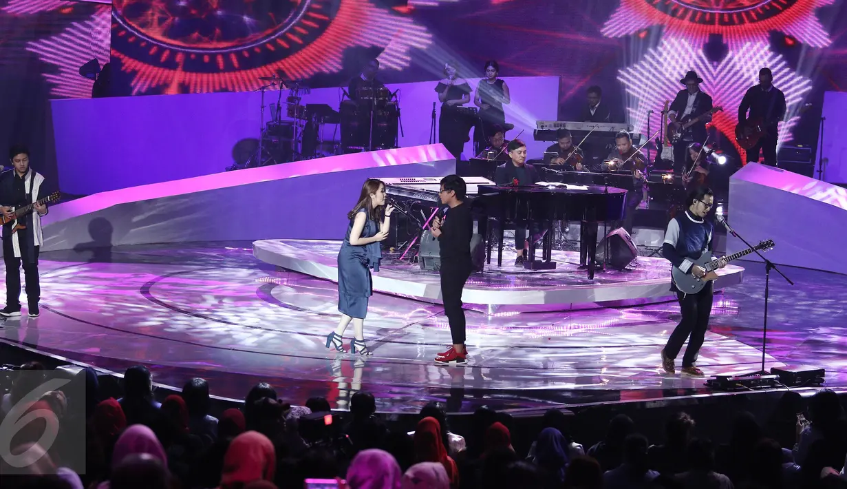 Penampilan Arsy Widianto bersama Grup musik Hivi berkolaborasi dengan musisi Yovie Widianto saat konser “Beranda Cinta Yovie & His Friends”, di Studio 6 Emtek City, Jakarta, Rabu (3/5). (Liputan6.com/Herman Zakharia)
