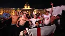 Reaksi suporter Inggris di fan zone Trafalgar Square setelah Inggris memenangkan pertandingan semifinal Euro 2020 antara Inggris dan Denmark yang dimainkan di Stadion Wembley di London (8/7/2021). (AP Photo/Matt Dunham)