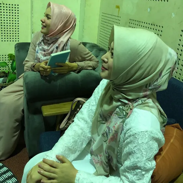 Sama-sama Mualaf, 6 Potret Kebersamaan Dewi Sandra dan Ayana Moon Bak Kakak Adik