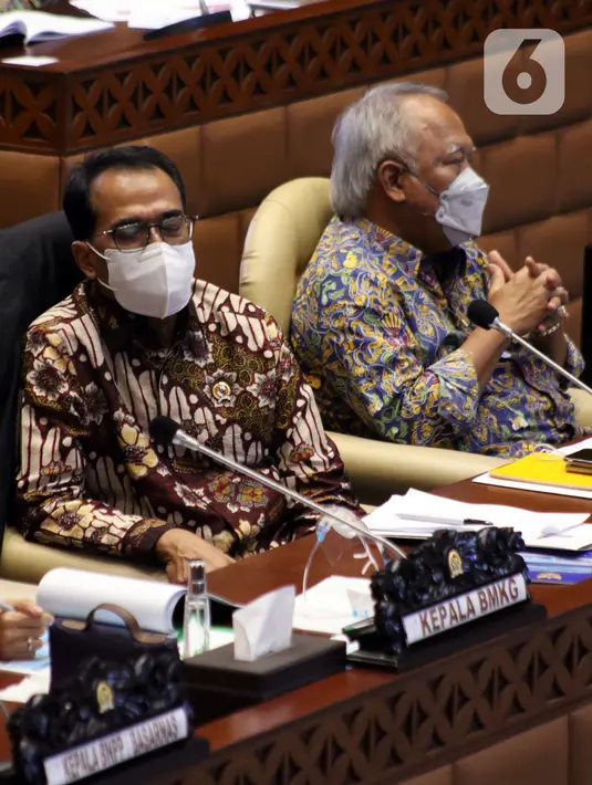 Menteri PUPR Basoeki Hadimoeljono (kanan) dan Menteri Perhubungan Budi Karya Sumadi (kiri) rapat dengar pendapat dengan Komisi V DPR di Kompleks Parlemen, Jakarta, Rabu (6/4/2022). Rapat membahas kesiapan infrastruktur dan transportasi mudik Lebaran 2022. (Liputan6.com/Angga Yuniar)