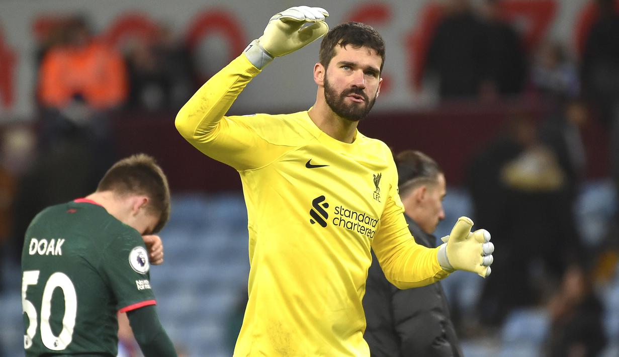 Alisson Becker. Kiper asal Brasil berusia 30 tahun ini didatangkan Liverpool pada awal musim 2018/2019 dari AS Roma dengan nilai transfer 62,5 juta euro. Kedatangannya langsung menggeser Simon Mignolet dari posisi kiper utama The Reds. Hingga kini Alisson Becker telah tampil dalam 208 laga di bawah mistar gawang Liverpool pada semua ajang dengan mencatat 93 kali clean sheet dan kebobolan 175 gol. (AP Photo/Rui Vieira)