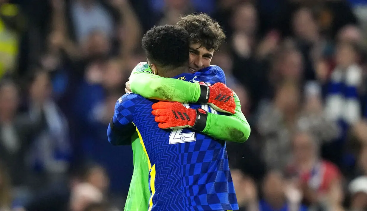 Reece James (depan) berselebrasi dengan kiper Chelsea, Kepa Arrizabalaga setelah mencetak penalti kemenangan atas Aston Villa pada akhir babak ketiga Piala Liga Inggris di Stadion Stamford Bridge, Kamis (23/9/2021) dini hari WIB. Chelsea menang adu penalti 3-2 seusai imbang 1-1. (AP/Frank Augstein)