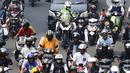 Gubernur DKI Jakarta, Anies Baswedan, menaiki sepeda motor vespa menyapa warga saat melintas di Jalan Jenderal Sudirman, Jakarta Pusat, Minggu (16/10/2022). Sebelumnya, Anies Baswedan bersama Ahmad Riza Patria berpamitan sekaligus mengucapkan terima kasih kepada warga Jakarta di halaman Balai Kota DKI Jakarta. (Liputan6.com/Herman Zakharia)