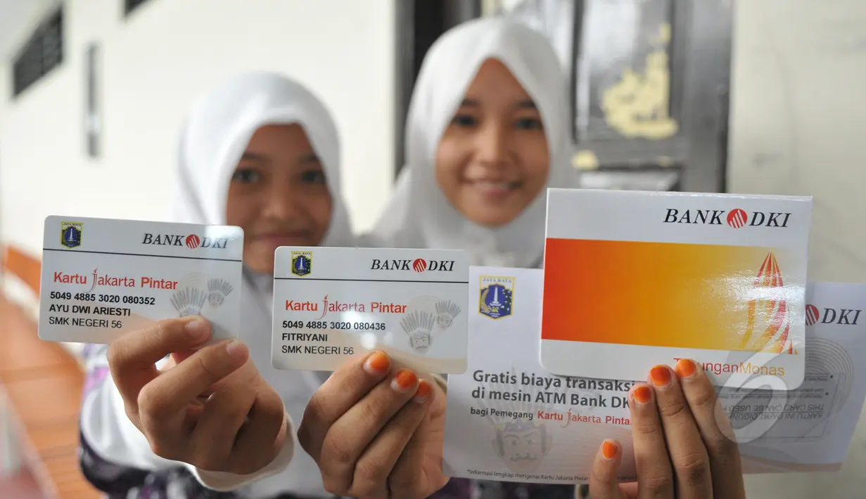 Siswi menunjukan KJP usai menerimanya di SMK 56 Pluit, Jakarta (21/5/2015). Pemprov DKI Jakarta bekerjasama dengan Bank DKI memberikan pelayanan dengan metode transaksi elektronik atau non-tunai untuk pencairan dana KJP. (Liputan6.com/Herman Zakharia)