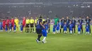 <p>Pemain Jepang, Hidemasa Morita dengan sabar menuntun anak kecil yang bertugas sebagai player escort dalam pertandingan lanjutan putaran ketiga Grup C Kualifikasi Piala Dunia 2026 melawan Timnas Indonesia di Stadion Utama Gelora Bung Karno (SUGBK), Senayan, Jakarta, Jumat (15/11/2024). (Bola.com/Bagaskara Lazuardi)</p>