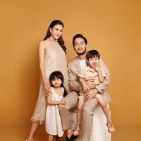 Syahnaz memilih sleeveless dress warna nude. Kemudian Jeje tampak mengenakan set suit warna senada dengan dress sang istri. [Instagram/ @mariophotographie]
