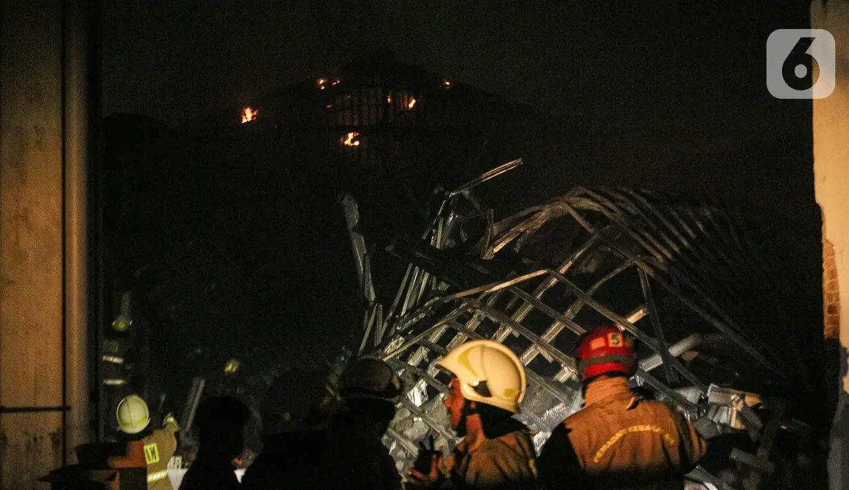 Sementara, 52 personil pemadan terus berupaya memadamkan api. (Liputan6.com/Faizal Fanani)