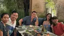 Makan malam bareng, Janisa yang duduk bersama Kenzou terlihat sangat keibuan. Banyak yang memuji sikapnya karena bisa langsung akrab dengan Kenzou yang saat ini sudah cukup besar. (Liputan6.com/IG/@janisaas)