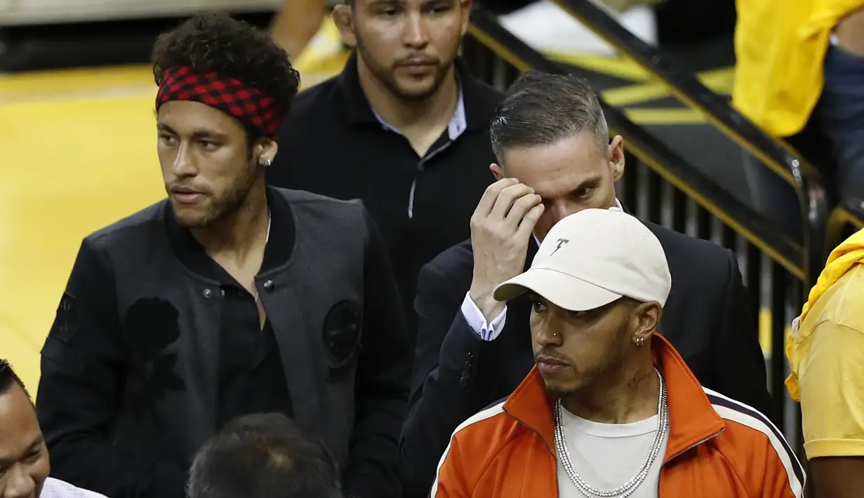 Pembalap F1, Lewis Hamilton dan Striker Barcelona, Neymar Jr menyaksikan gim kedua Final NBA antara Cleveland Cavaliers melawan Golden State Warriors di Oracle Arena, California, (4/6/2017). Golden State Warriors menang 132-113.(EPA/John G. Mabanglo)