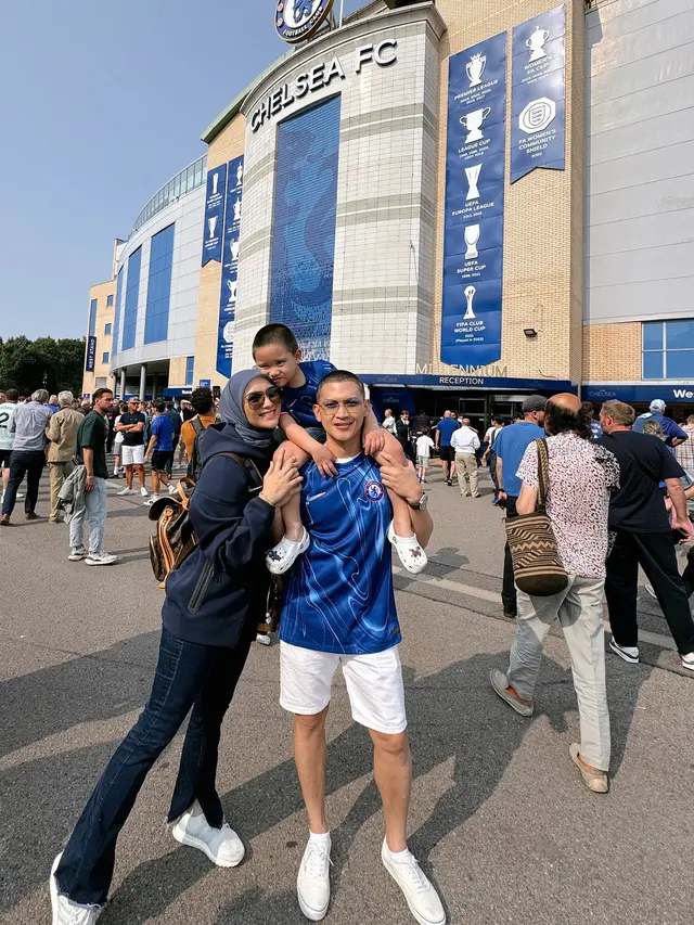 7 Potret Liburan Citra Kirana dan Rezky Adhitya Nonton Liga Inggris Bareng Buah Hati