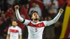 Gelandang serang Turki, Hakan Calhanoglu dikabarkan menjadi incaran dari Manchester United dan Arsenal pada bursa transfer musim dingin mendatang. (EPA/Filip Singer)