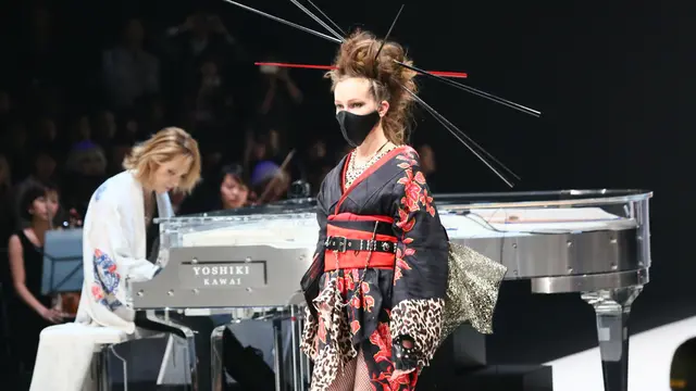 Yoshiki X Japan Bikin Model Kimono Berpose Sensual di Atas Piano