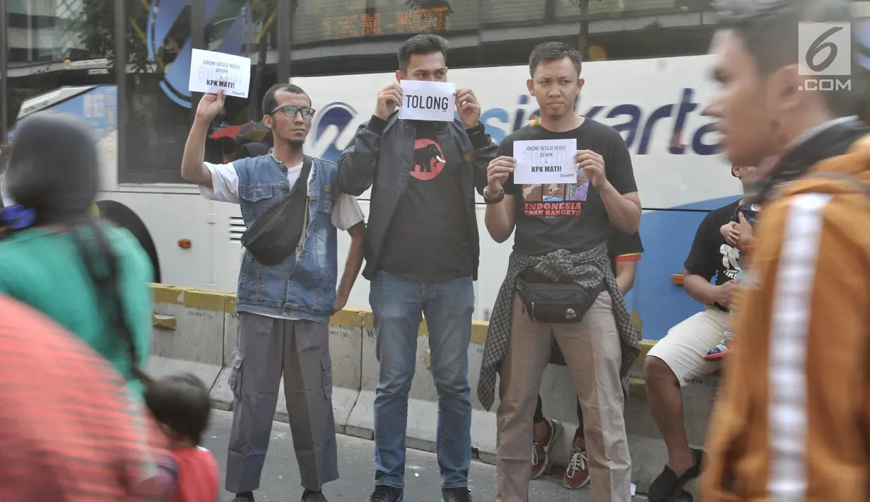Pegawai KPK saat Aksi Selamatkan KPK di hari bebas kendaraan bermotor kawasan Bundaran HI, Jakarta, Minggu (8/9/2019). mereka mendesak Presiden Jokowi untuk tidak mengesahkan revisi UU KPK dan mengajak masyarakat mengawasi jalannya seleksi capim KPK. (merdeka.com/Iqbal S. Nugroho)