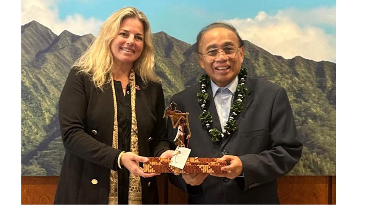 Dubes RI, Indroyono Soesilo dan President East – West Center, Celeste A. Connors, di Honolulu – Hawaii, AS.