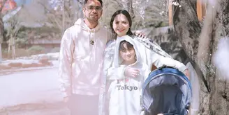 Foto terbaru yang diunggah di akun Instagram Raffi Ahmad dan Nagita Slavina, kompak berpose bersama Rafathar dan Cipung. Berlatar bunga Sakura yang sedang bermekaran, keempatnya mengenakan outfit yang berbeda-beda. Foto: Instagram.