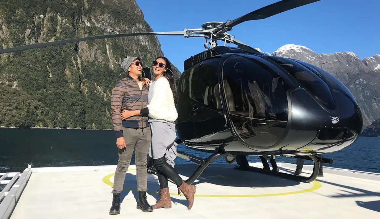 Pasangan yang menikah 5 Mei 2018 silam ini memang dikenal paling suka jalan-jalan. Bagaimana tidak, Nadine sendiri mengaku tak mau berhenti travelling, apalagi saat bersama suaminya. Kemesraan keduanya bisa terlihat dari foto yang diambil di Milford Sound ini. (Liputan6.com/Instagram/@nadinelist)