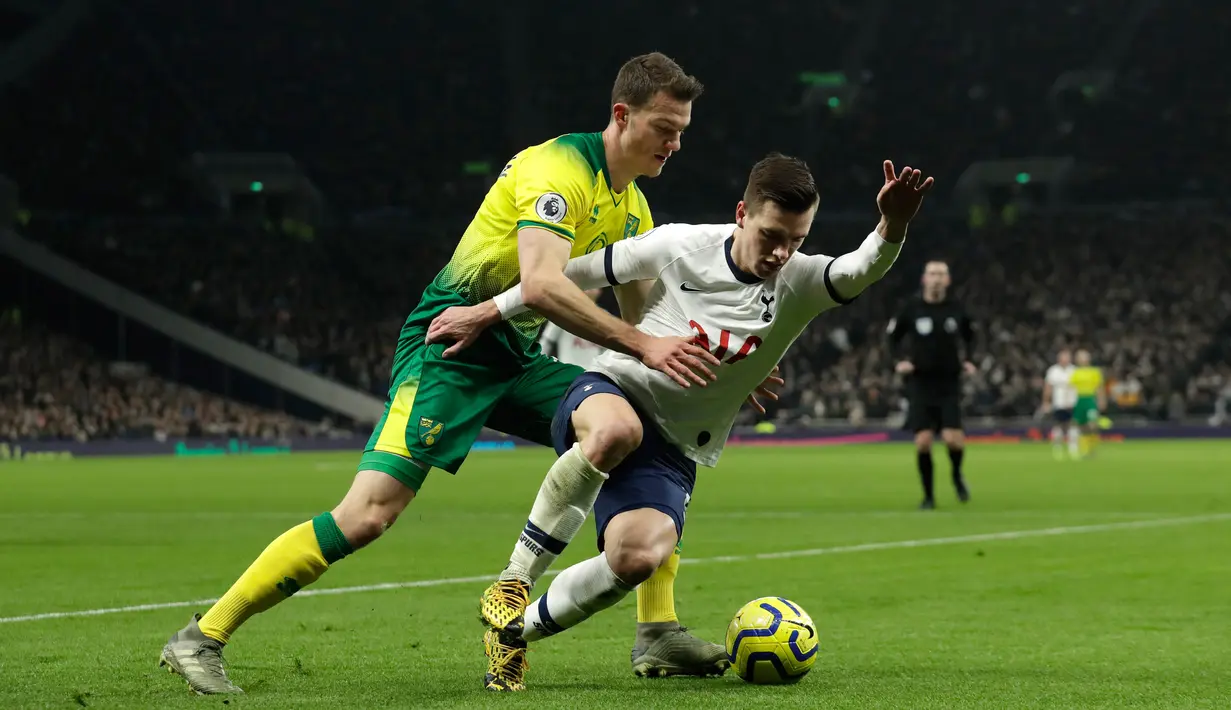 Gelandang Tottenham Hotspur, Giovani Lo Celso berebut bola dengan pemain Norwich City, Christoph Zimmermann pada pekan ke-24 Liga Inggris di Tottenham Hotspur Stadium, London, Rabu (22/1/2020). Tottenham Hotspur harus susah payah menaklukkan Norwich City 2-1. (AP/Matt Dunham)