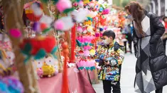 Orang-orang berbelanja lentera menjelang Festival Lampion, yang jatuh pada 15 Februari tahun ini - hari ke-15 Tahun Baru Imlek - di Nanjing di provinsi Jiangsu timur China pada 10 Februari 2022. Festival Lampion merupakan puncak sekaligus penutup dari perayaan Tahun Baru Imlek. (STR / AFP)